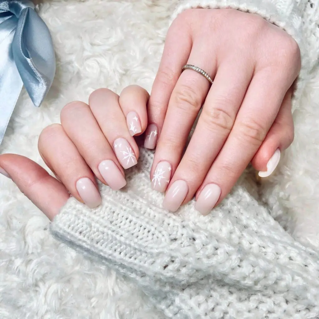 Elegancki manicure hybrydowy w odcieniu nude z subtelnym zdobieniem — Revive Klinika
